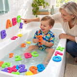 Grand-mère et enfant jouent aux lettres de bain Miloubo