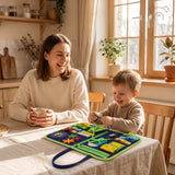 Le Cadeau Malin — Une mère rit avec son café pendant que son fils joue au Busy Board bleu