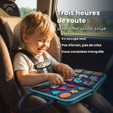 Le Cadeau Inoubliable — Enfant qui rit dans son siège-auto avec le Busy Board Miloubo bleu