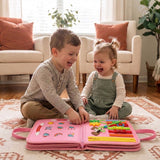 Frère et sœur qui rient autour du Busy Board rose