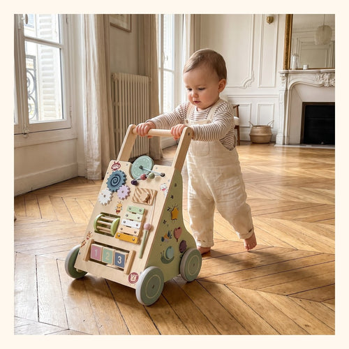 Bébé faisant ses premiers pas avec le chariot de marche Miloubo