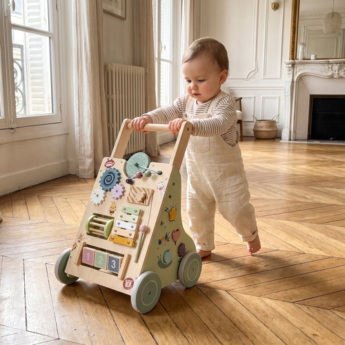 Bébé faisant ses premiers pas avec le chariot de marche Miloubo