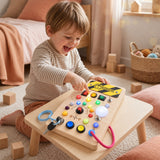 Enfant qui rit en allumant les lumières de la planche LED Miloubo