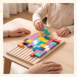 Enfant plaçant une pièce du Tetris en bois Miloubo