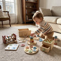 Les 54 pièces du coffret Montessori Miloubo étalées sur un tapis