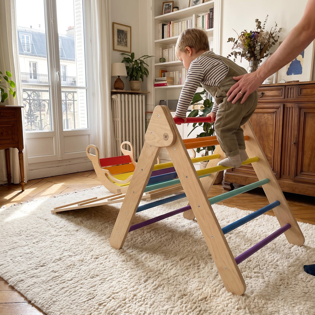 Enfant grimpant sur le triangle de Pikler Miloubo