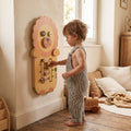 Planche murale lion Miloubo fixée dans une chambre d'enfant