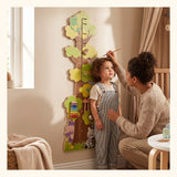 Parent mesurant son enfant sur la toise murale Miloubo