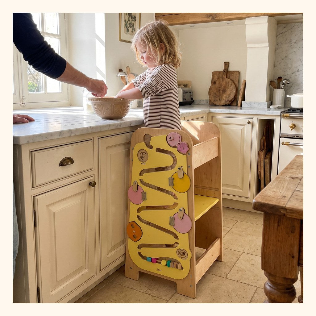 Enfant dans la tour d'apprentissage Miloubo au plan de travail