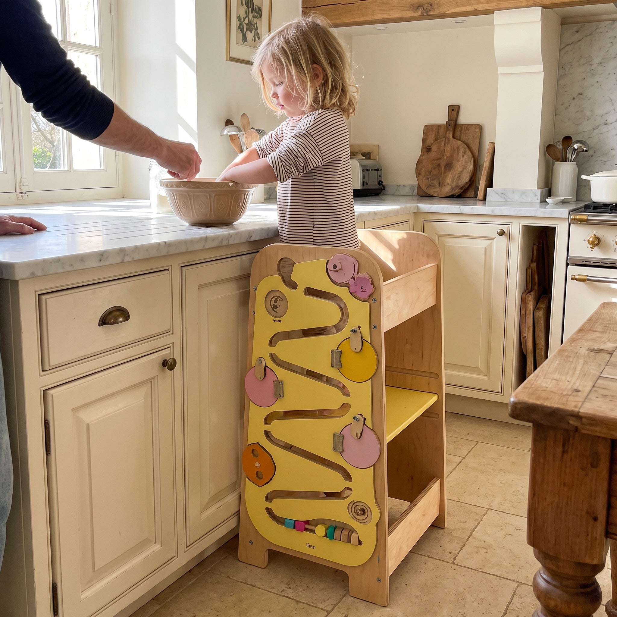 Enfant dans la tour d'apprentissage Miloubo au plan de travail