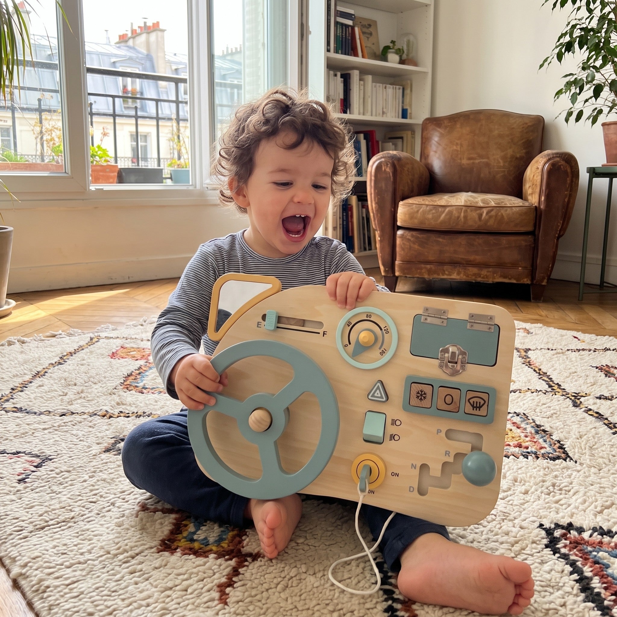 Enfant tournant le volant Montessori Miloubo